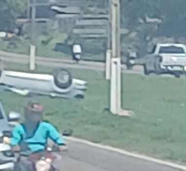 Imagem - Carro capota e derruba poste em acidente na BR-316, em Marituba