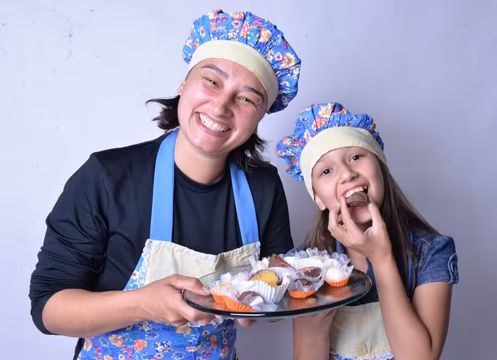 Claudia Maria Nicoleti (à esquerda) vende doces nas ruas