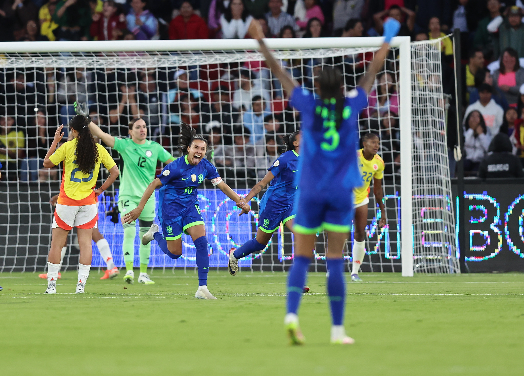 Marta entrou para evitar a derrota brasileira no fim da partida