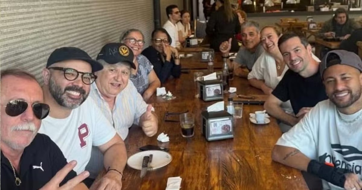 Neymar promoveu um almoço com funcionários do Santos nesta sexta-feira (1º).