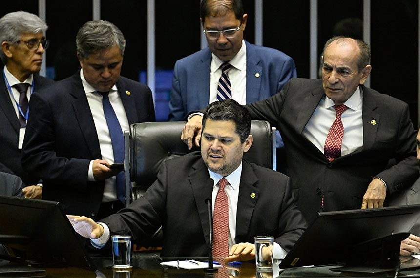 (Presidente do Senado, Davi Alcolumbre leu o pedido de instalação da CPMI do INSS.)