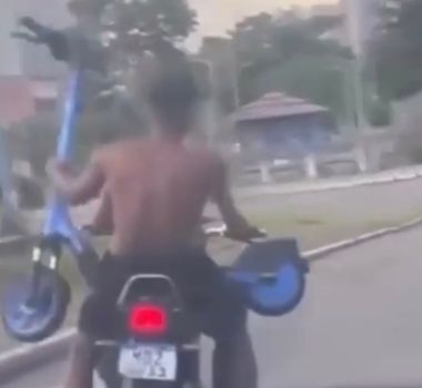 Imagem - Vídeo: patinete elétrico é flagrado sendo transportado irregularmente em moto em Belém