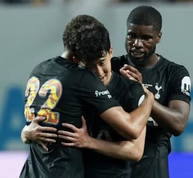 Imagem - Em lágrimas, Son se despede do Tottenham diante da torcida na Coreia do Sul