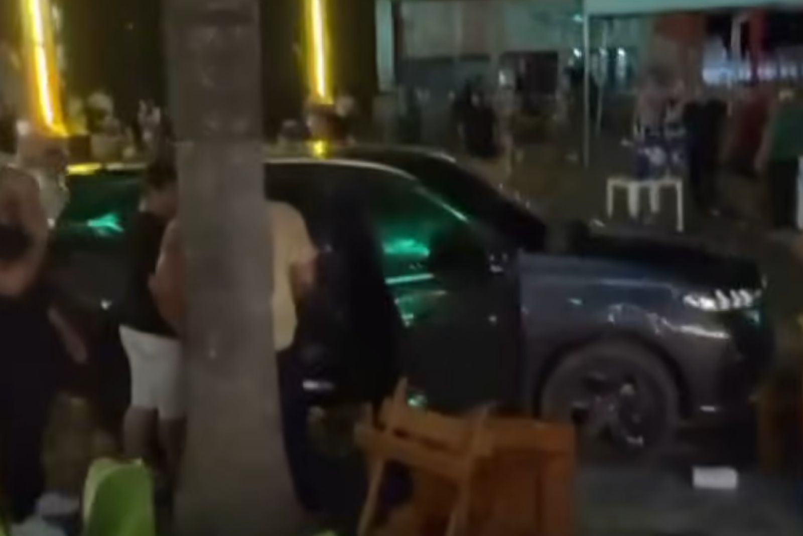 Imagem - Vídeo: homem invade casa de show com carro e é detido em Belém
