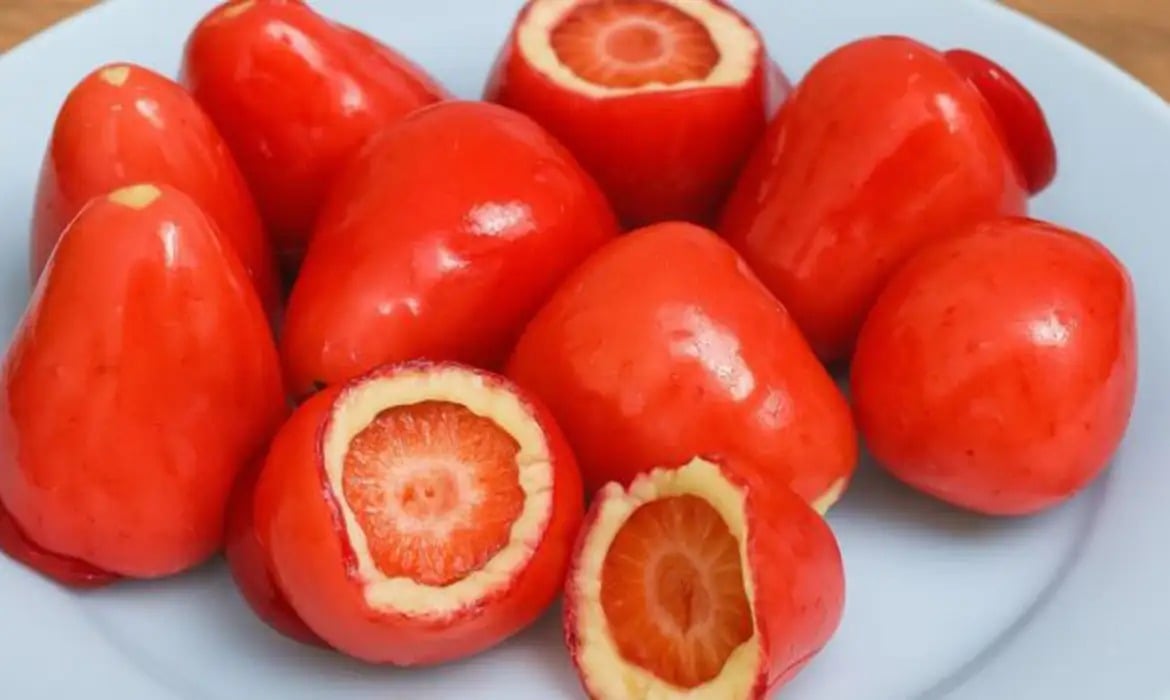 Bombom de morango envolvido em calda de caramelo pode trazer riscos à saúde dos dentes.
