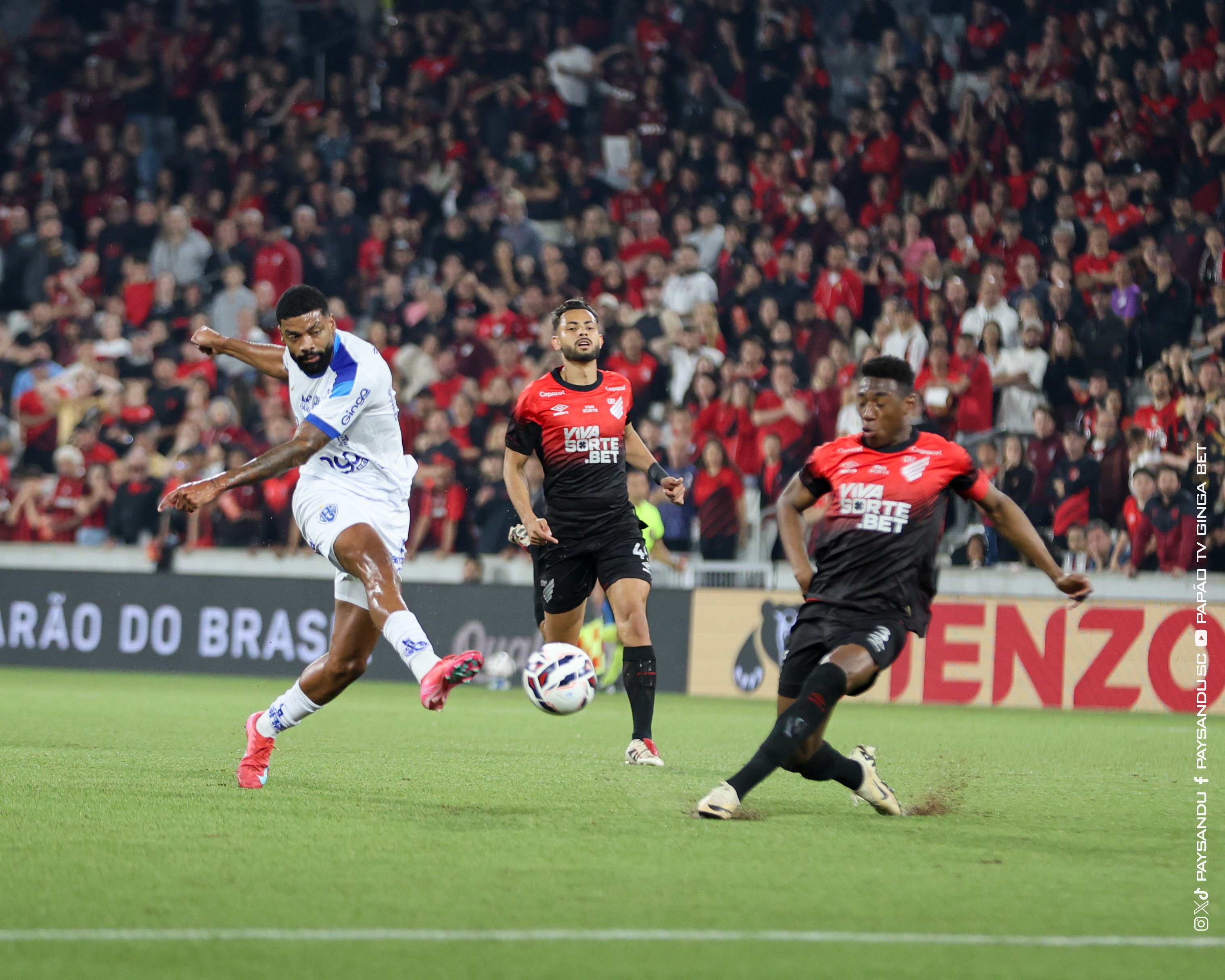 Diogo Oliveira marcou o gol que empatou a partida na Ligga Arena