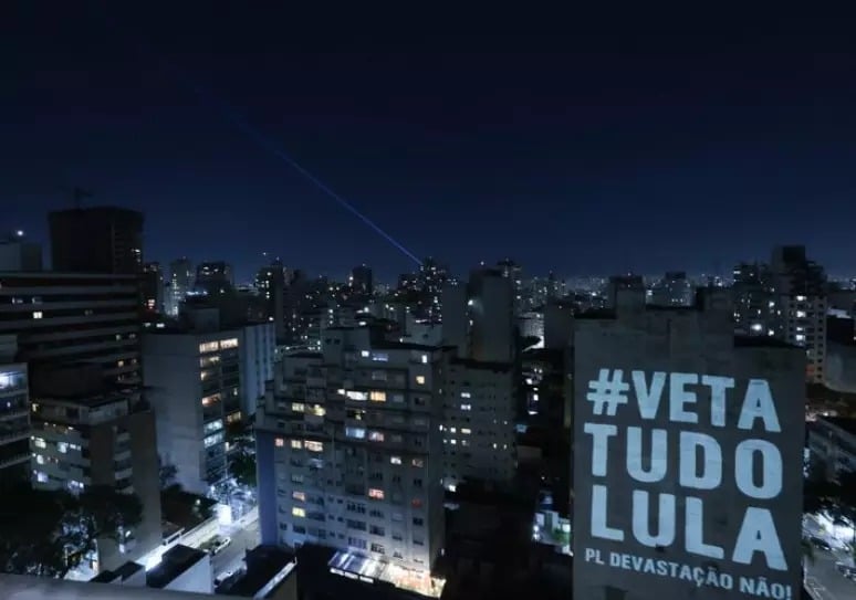 Projeções em prédios de SP protestam contra PL do Licenciamento Ambiental.