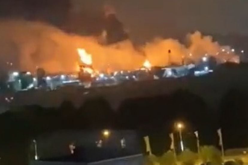 Um ataque de drone ucraniano provocou incêndio em um depósito de petróleo na cidade russa de Sochi.