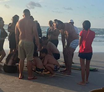 Imagem - Vídeo: jovens se afogam em praia de Salinas, no Pará, e uma é salva após uma hora