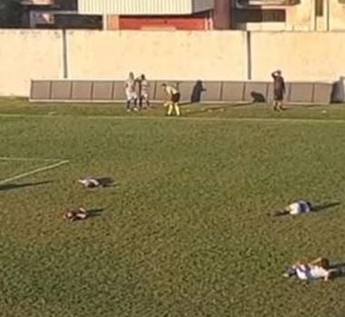 Imagem - Abelhas invadem campo e 'derrubam' jogadoras em jogo do Amazonense feminino
