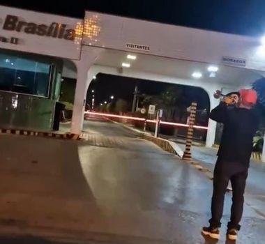 Imagem - Trompetista se apresenta em frente ao condomínio de Bolsonaro após decisão de prisão domiciliar