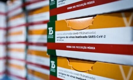 A partir desta quarta-feira (6), os EUA vão cobrar 50% de tarifa sobre produtos brasileiros, incluindo equipamentos médicos, medida imposta pelo presidente Donald Trump.