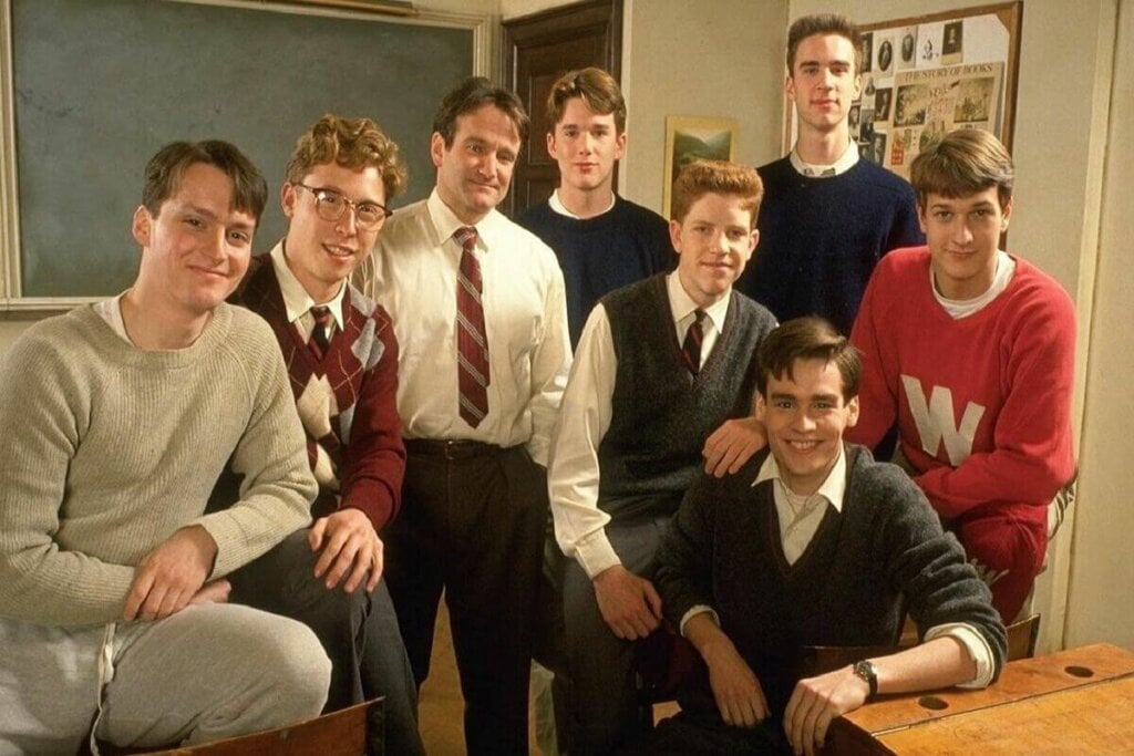 &#8220;Sociedade dos Poetas Mortos&#8221; acompanha um professor que desafia seus alunos a desafiar padrões (Imagem: Reprodução digital | Warner Bros.)