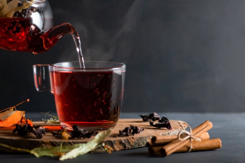 Chá de hibisco, gengibre e canela (Imagem: Halil ibrahim mescioglu | Shutterstock)
