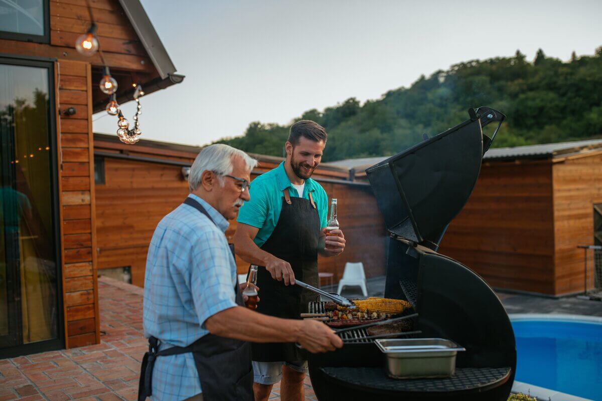 Churrasco é a opção de almoço ideal para comemorar o Dia dos Pais (Imagem: bbernard | Shutterstock)