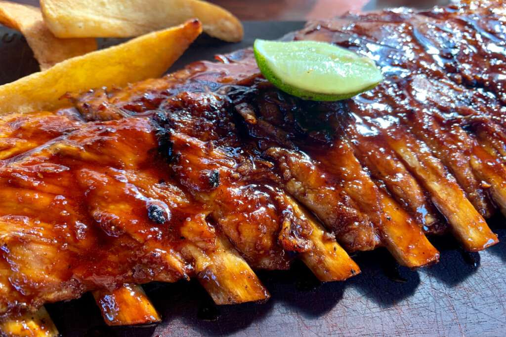 Costela assada ao molho barbecue(Imagem: makesushi1 | Shutterstock)