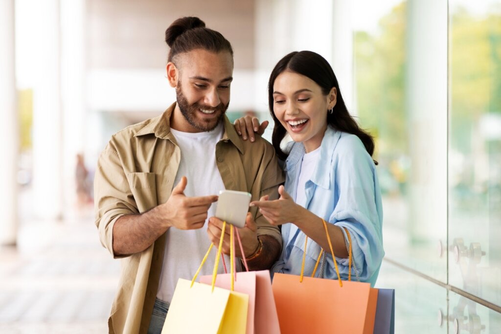 Plataformas e aplicativos de cashback são uma forma prática de economizar sem alterar seus hábitos de consumo (Imagem: Prostock-studio | Shutterstock) 