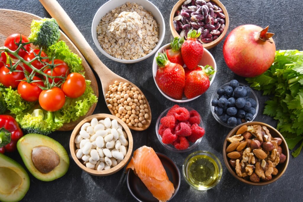 Seguir uma dieta rica em nutrientes e com todos os grupos alimentares favorece a saúde (Imagem: monticello |  Shutterstock)