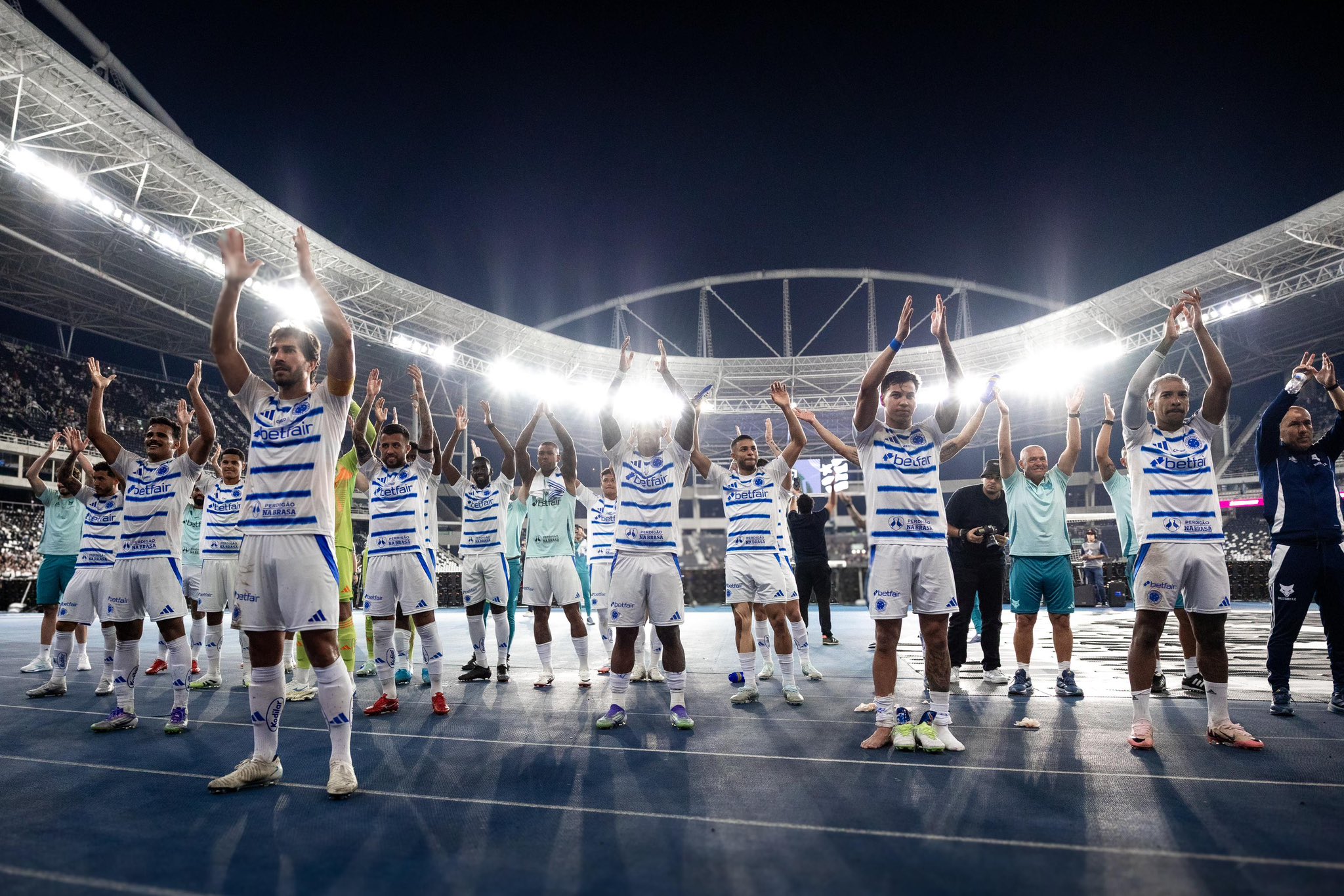Imagem - Cruzeiro vence o Botafogo e cola na liderança do Brasileirão