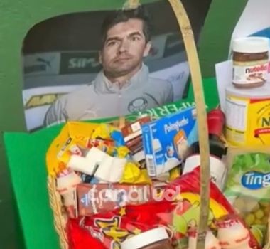 Imagem - Com faixas e cestas, torcedores do Palmeiras cobram raça antes de jogo contra o Corinthians