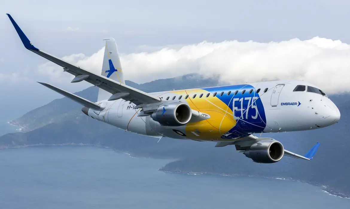 (A Embraer emprega 18 mil pessoas no Brasil. Desde abril, a empresa, que exporta metade da produção para os Estados Unidos.)