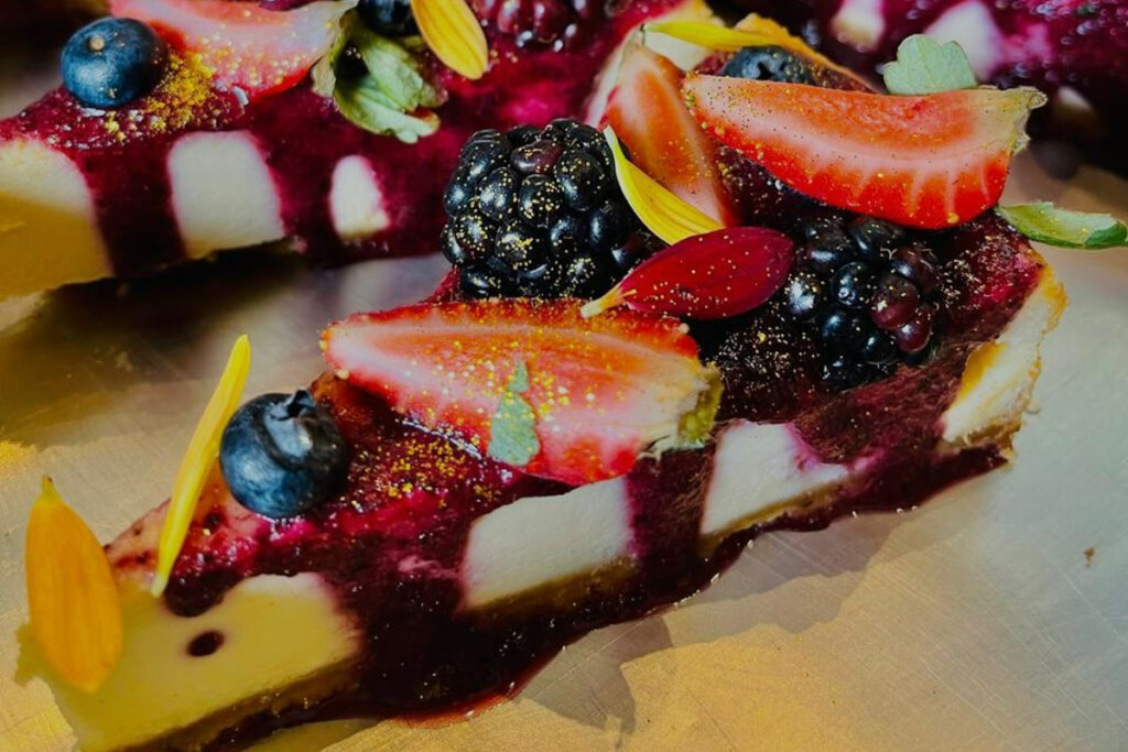 Cheesecake com calda de frutas vermelhas (Imagem: Efraim Lucas | Grupo PHD Eventos)
