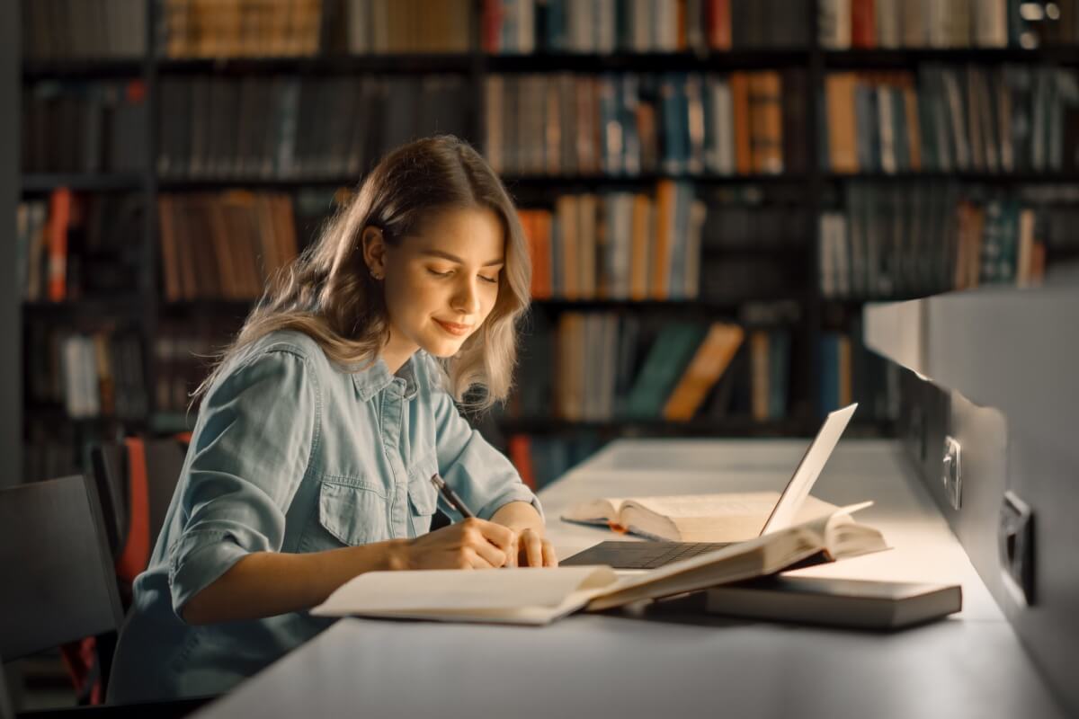 É importante estar atento a alguns aspectos da redação do Enem para escrever um bom texto (Imagem: Gorodenkoff | Shutterstock)