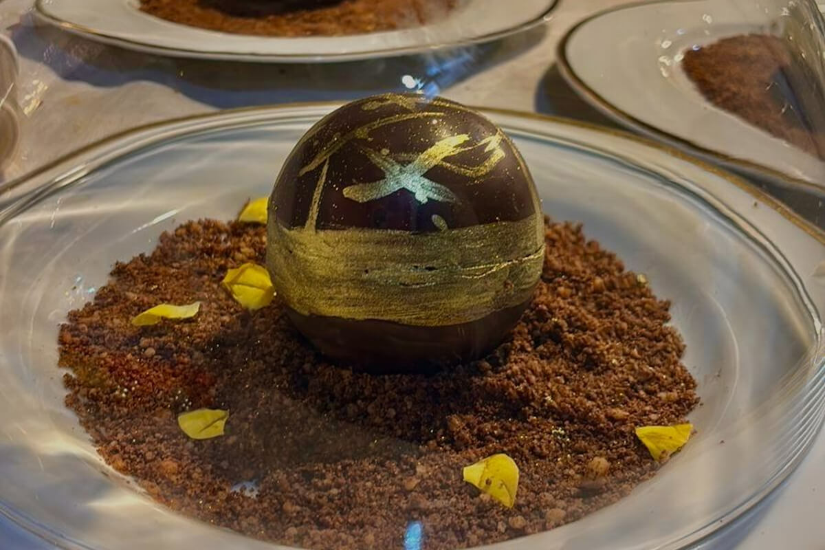Esfera de chocolate com entremet de coco e manga e calda de chocolate (Imagem: Efraim Lucas | Grupo PHD Eventos)