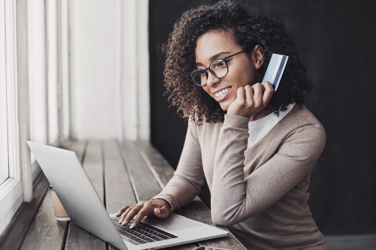 Golpes no ambiente online aumentam durante as datas comemorativas (Imagem: Kite_rin | Shutterstock)