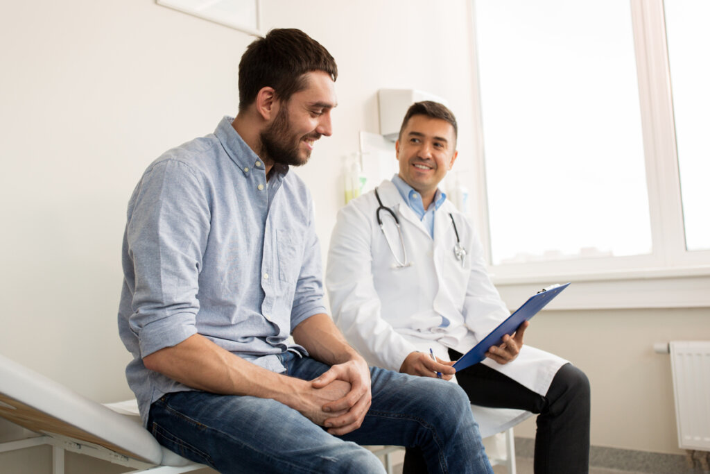 Palestras, programas de educação em saúde, cartilhas e atendimentos individualizados ajudam os pacientes a reconhecerem sintomas precoces (Imagem: fizkes | Shutterstock)