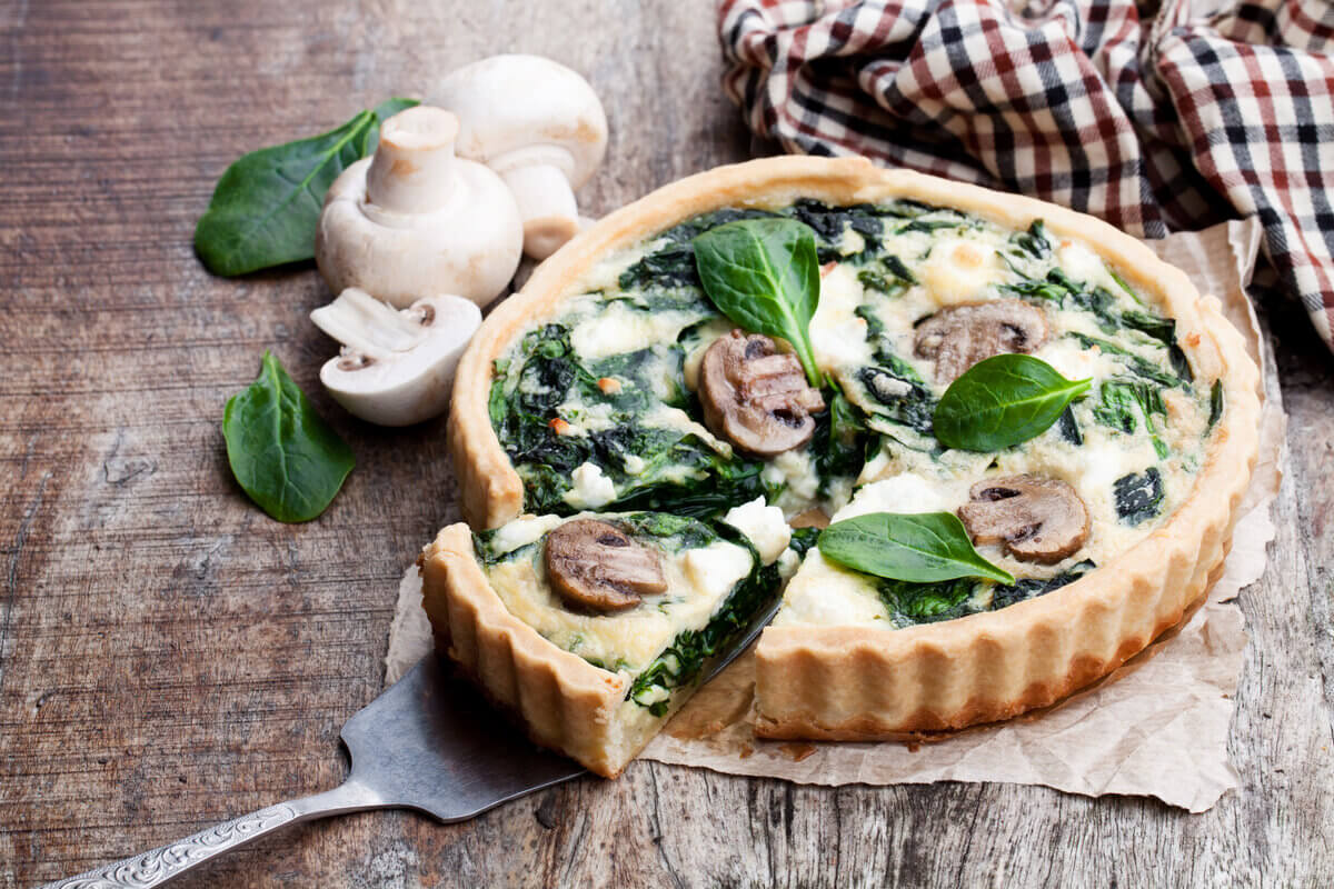 Torta de espinafre com cogumelo e tofu (Imagem: Elena Zajchikova | Shutterstock)