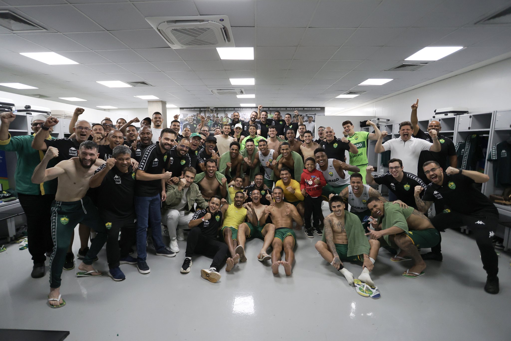 Elenco do Dourado comemora a vitória - 