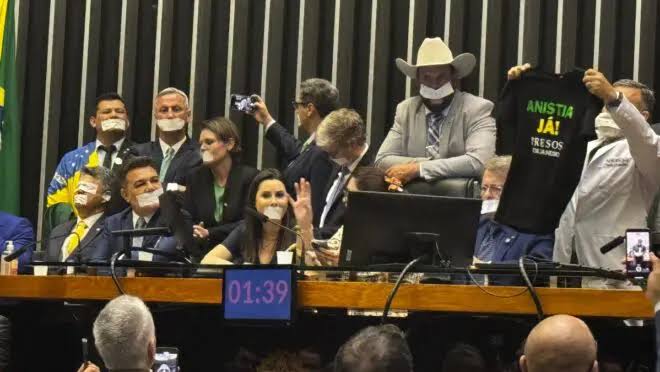 Imagem - Retomada do Congresso é marcada por protestos da oposição e pressão por anistia a Bolsonaro