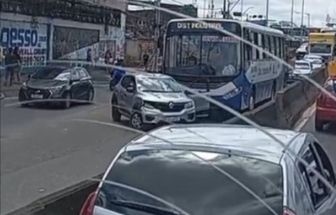 Vídeo: acidente entre ônibus e carro fecha elevado do Entroncamento, em Belém