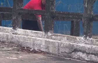 Dupla é flagrada pescando em canal no bairro da Pedreira, em Belém; assista