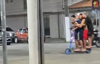 Vídeo mostra quatro jovens em um só patinete elétrico no centro de Belém