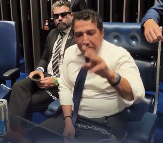 Imagem - Magno Malta se acorrenta a cadeira no Senado em protesto contra prisão de Bolsonaro; ‘só saio daqui morto’