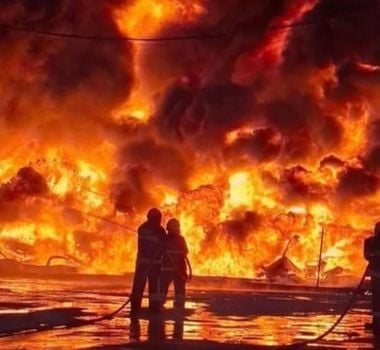 Imagem - Incêndio destrói fábrica de caminhões em Manaus