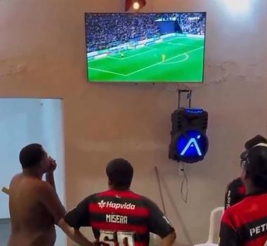 Imagem - Torcedor do Flamengo perde o controle e destrói TV após eliminação para o Atlético-MG