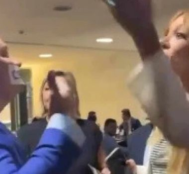 Imagem - Erika Hilton debocha de deputado do PL com esparadrapo na boca: 'você não acha ridículo?'