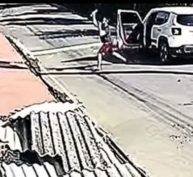 Imagem - Homem atira garrafa de Coca-Cola que explode na porta de igreja evangélica em Ananindeua