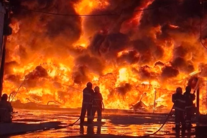 Imagem - Incêndio destrói fábrica de caminhões em Manaus