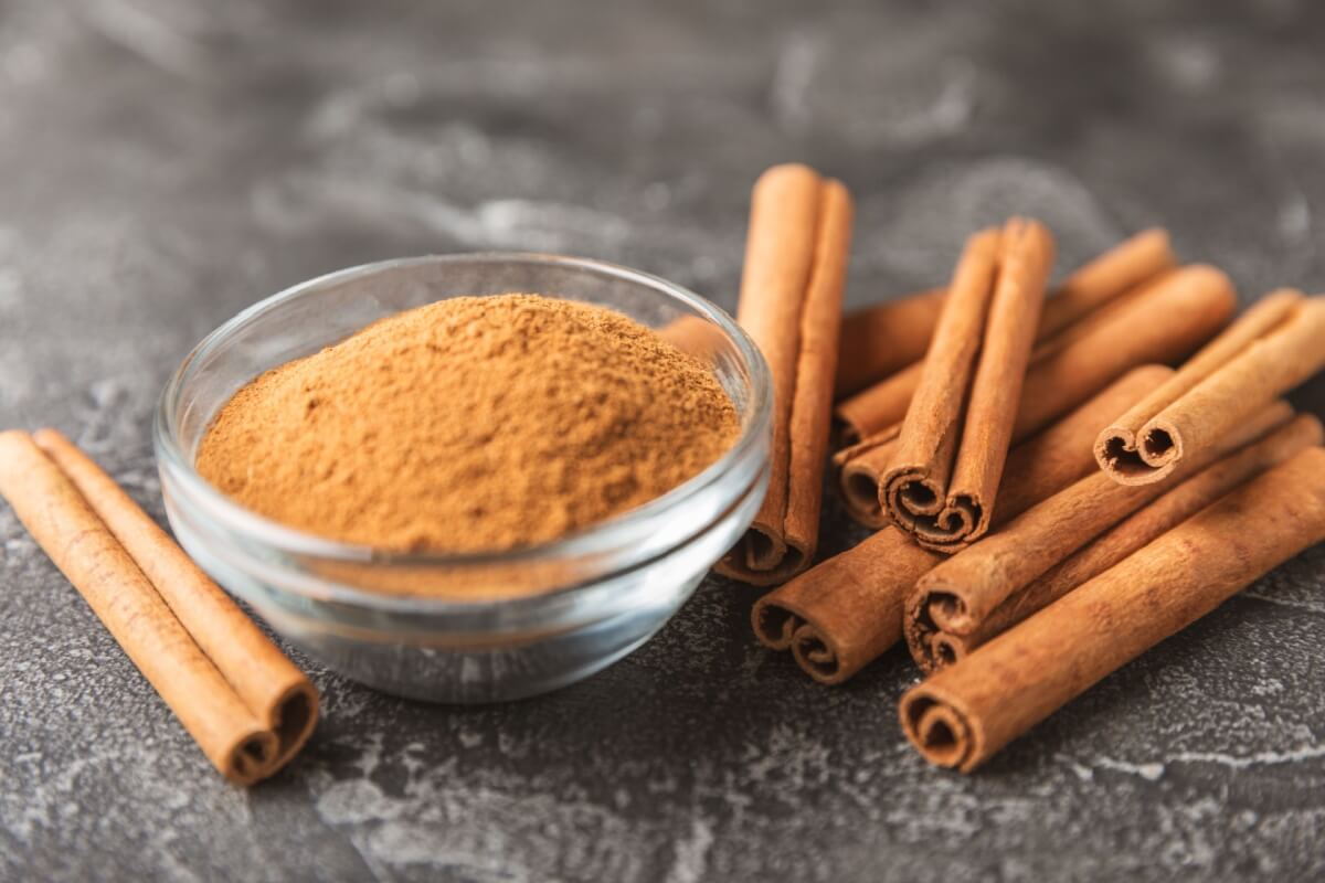 A canela é uma especiaria versátil e potente, conhecida por seus inúmeros benefícios à saúde (Imagem: Avocado_studio | Shutterstock)