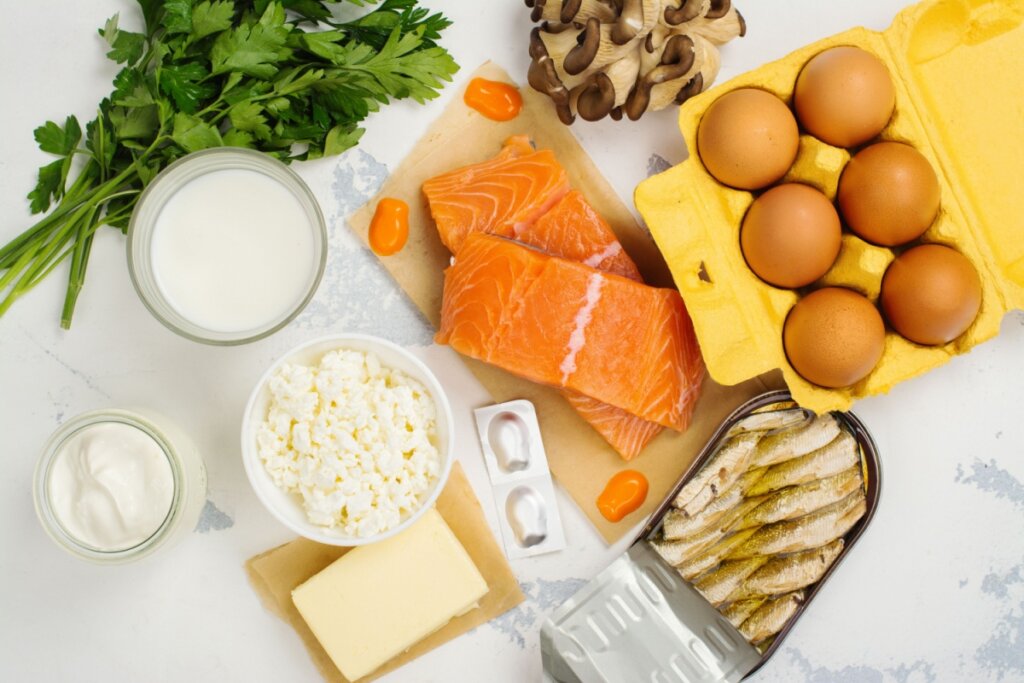 É importante consumir alimentos que sejam fontes de vitamina D em conjunto com a exposição solar (Imagem: Ekaterina Markelova | Shutterstock)