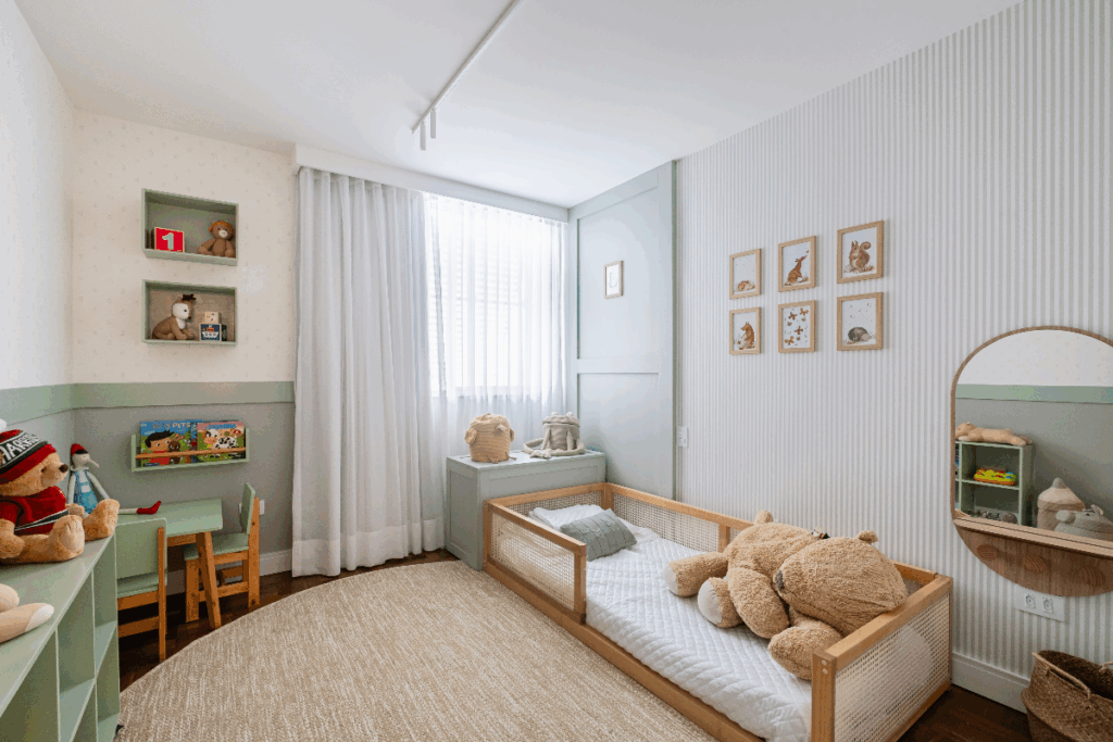 Há diversos modelos de camas para os quartos infantis que acompanham o desenvolvimento da criança (Projeto: VilaVille Arquitetura e Interiores | Imagem: Robson Fotógrafo)