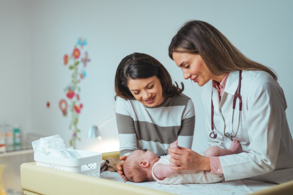 O tratamento da anquiloglossia pode aliviar a dor materna e melhorar a amamentação (Imagem: Dragana Gordic | Shutterstock)
