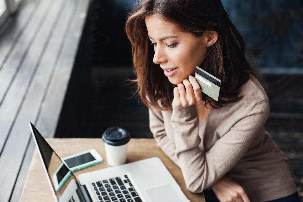 Parcelar as compras oferece a falsa sensação de controle (Imagem: Kite_rin | Shutterstock)