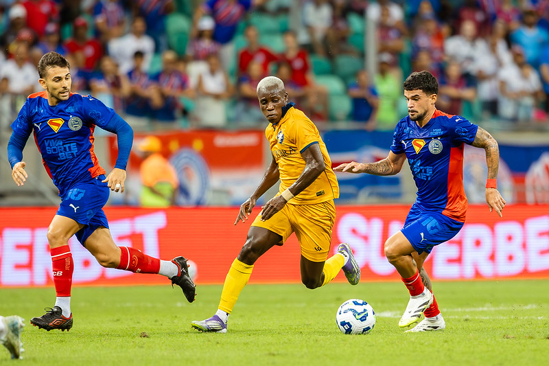Equipes se enfrentam na Arnea Pernambuco, em Recife - 