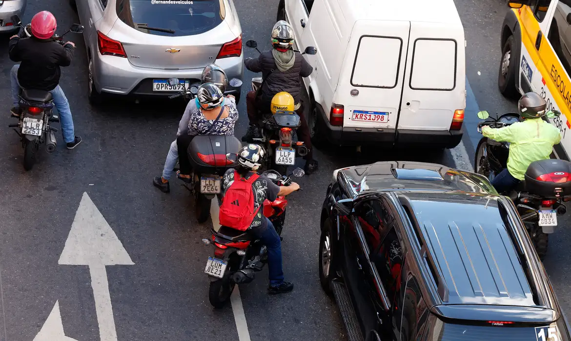 (O crescimento do uso de motocicletas no Brasil reflete uma alternativa perigosa encontrada por quem teve o direito à mobilidade negligenciado.)
