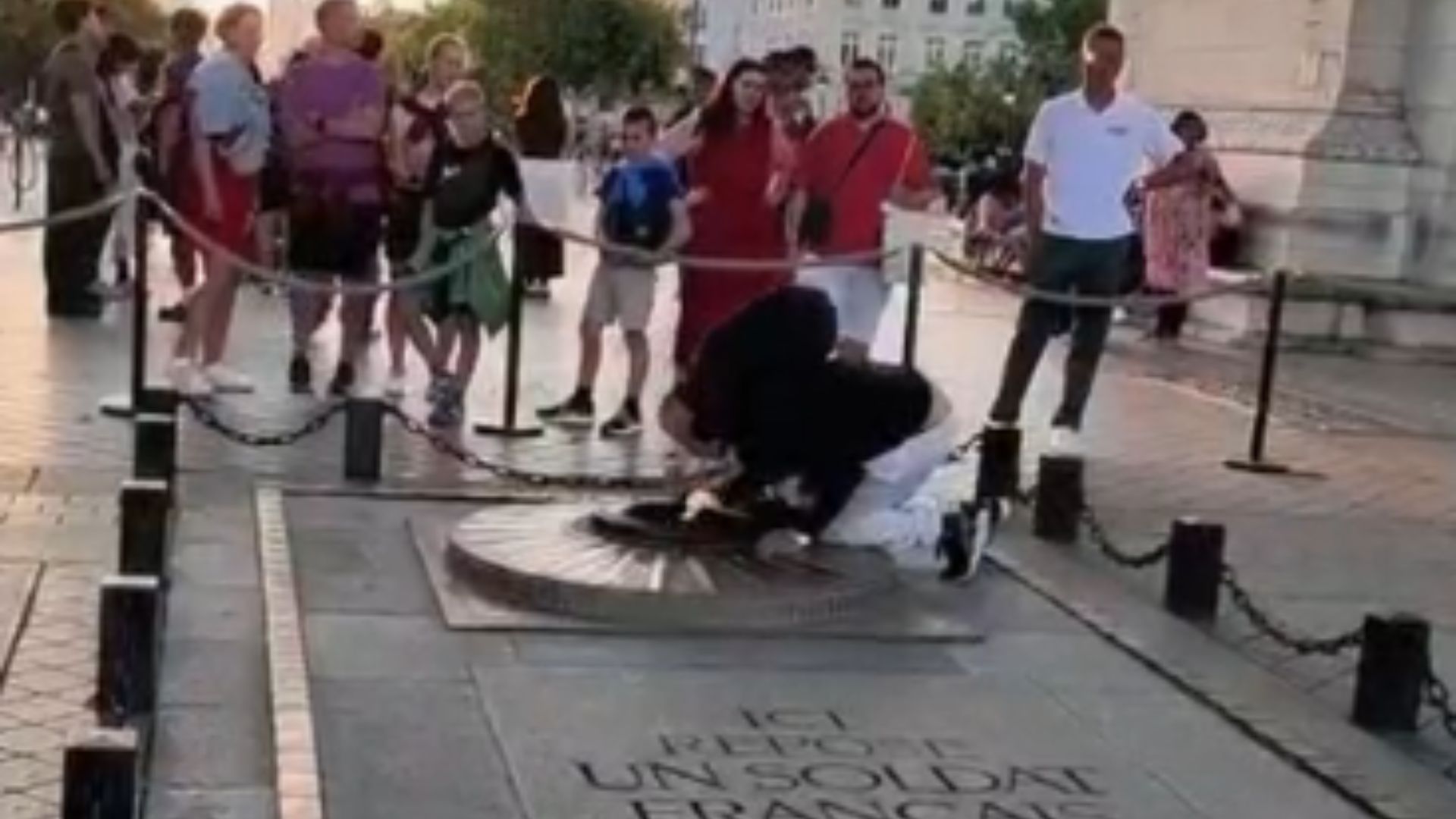 (O local é considerado um dos memoriais mais simbólicos do país e atrai milhares de visitantes todos os anos.)